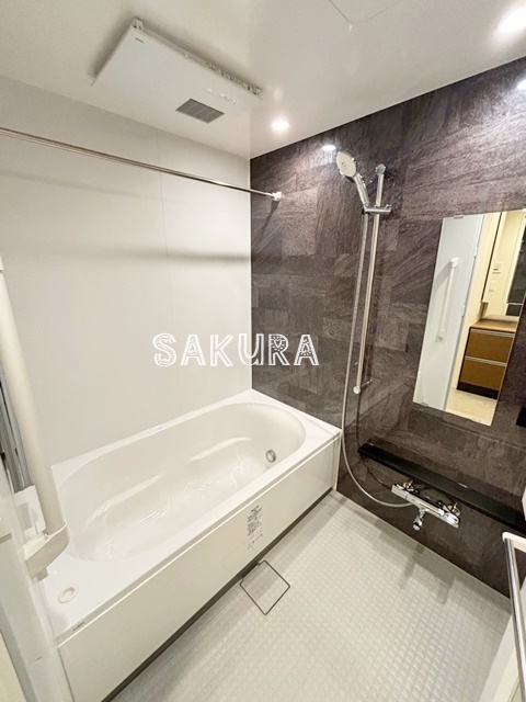 バス・シャワールーム　嬉しい追い焚き・浴室乾燥機付きです♪