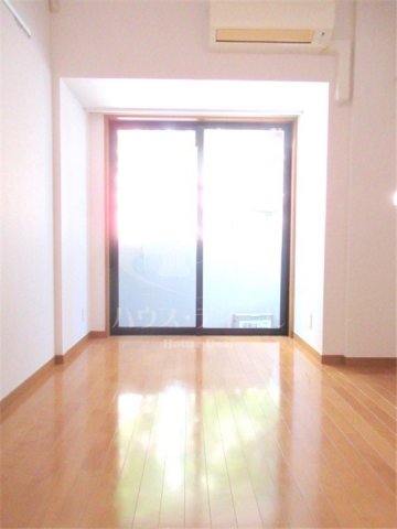 居室・リビング　別号室参考写真です