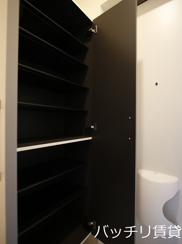 玄関　同シリーズの別号室の画像。現況優先