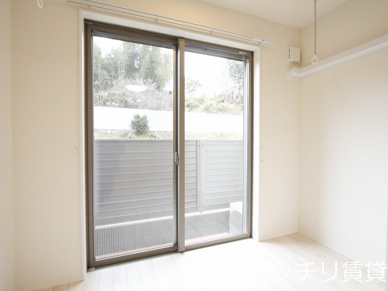 バルコニー　同シリーズの別号室の画像。現況優先