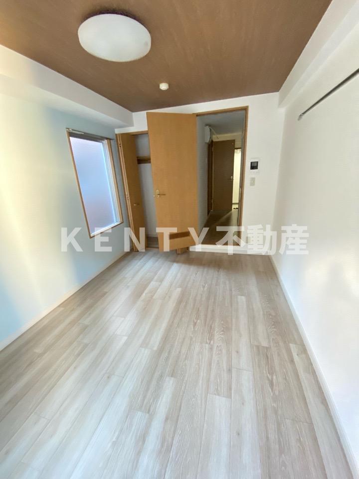 その他部屋・スペース　落ち着いた色調の寝室です