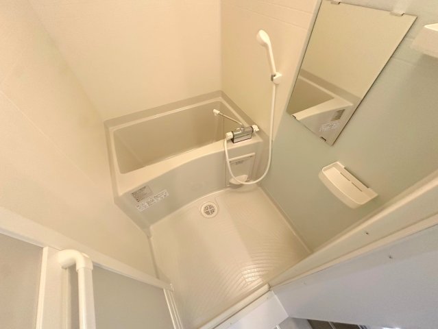 バス・シャワールーム　広めのお風呂は一日の疲れを癒してくれます。