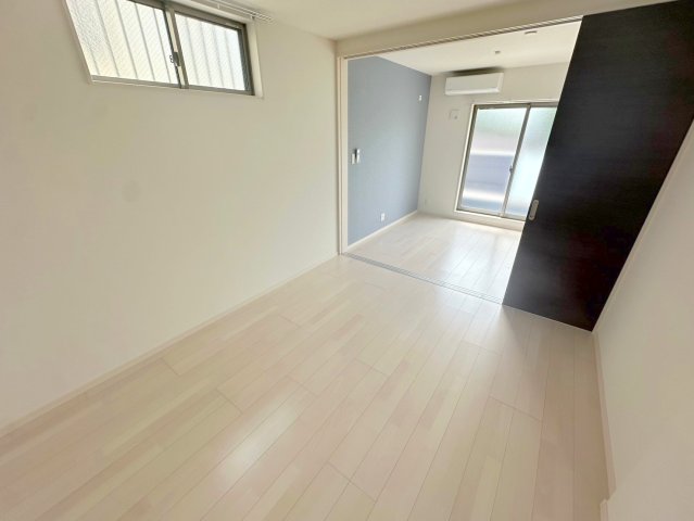 居室・リビング　明るく広々としたリビングです。