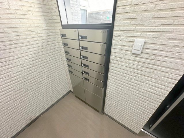 ロビー　ロビーにある各部屋毎のメールボックス。