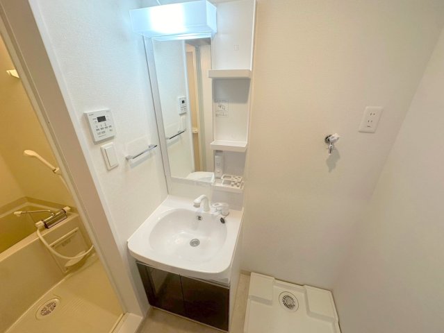 洗面設備　身支度が出来る独立洗面台です。