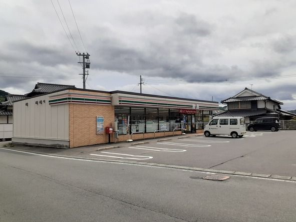 コンビニ　セブンイレブン（コンビニ）まで610m