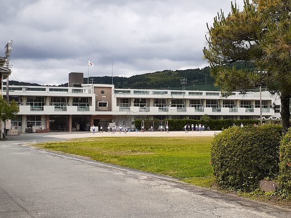 小学校　黒木小学校（小学校）まで590m