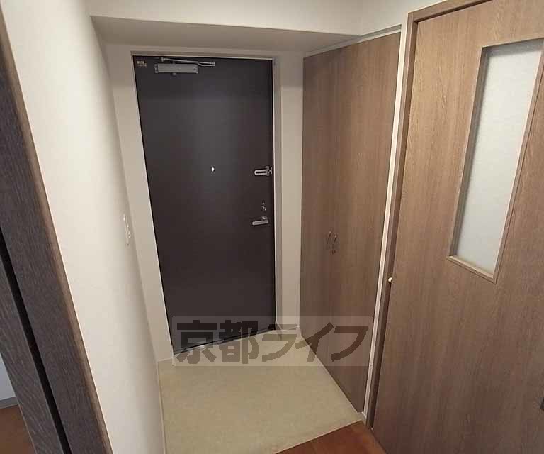 玄関　シューズボックスが有ります。