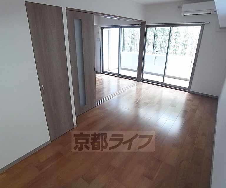 居室・リビング　広々明るいリビングです。