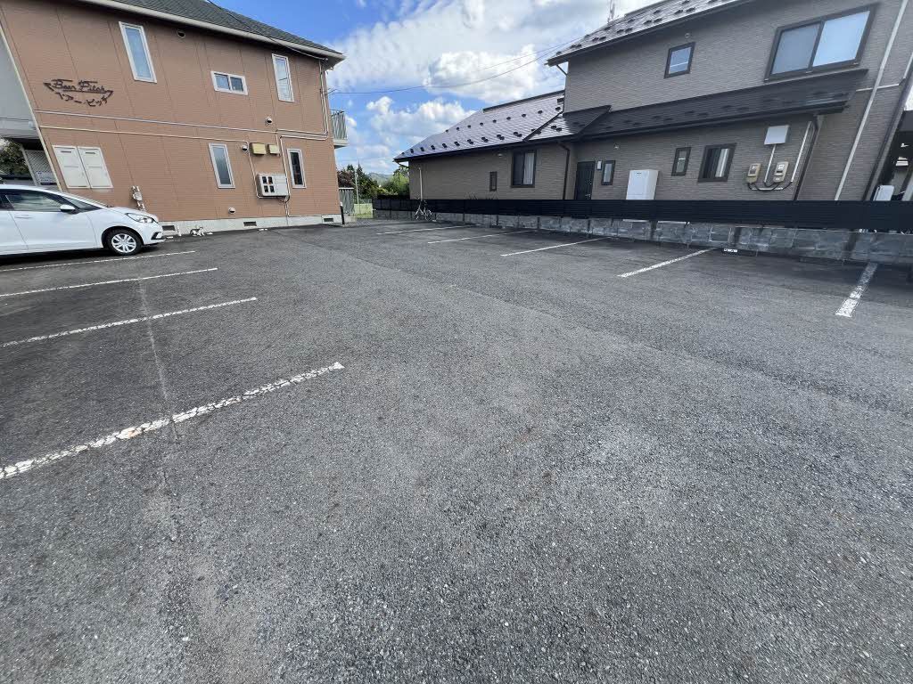建物外観　駐車場
