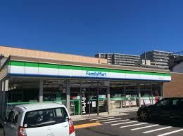 コンビニ　ファミリーマート新田三丁目店（コンビニ）まで428m