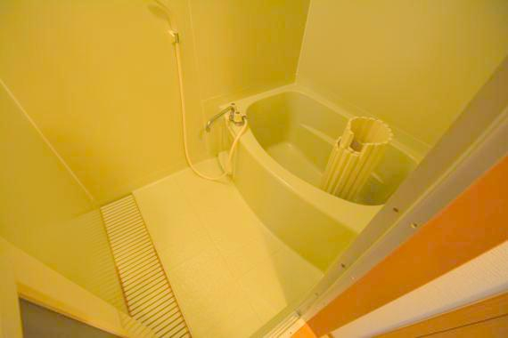 バス・シャワールーム　バスルームはトイレと別々で、広々としていますよ。