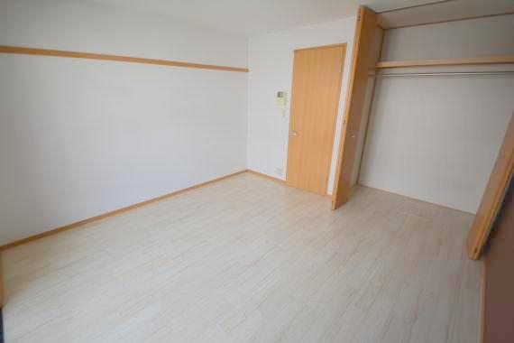 その他部屋・スペース　朝には心地よい光が差し込む、このお部屋でお休みください。