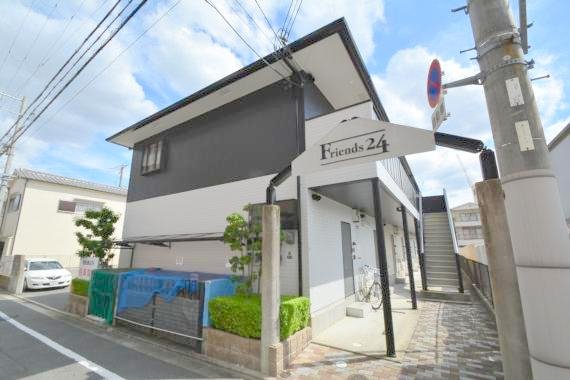 建物外観　閑静な住宅地にある、落ちついた色合いのキレイな建物です。