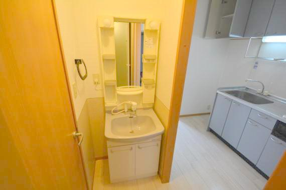 洗面設備　身支度が出来る独立洗面台です。