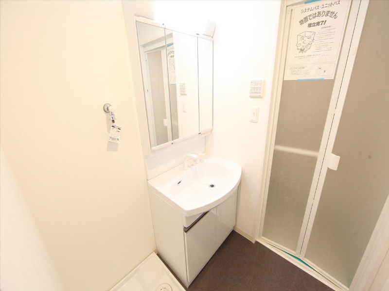 洗面設備　脱衣所　独立洗面台（シャンプードレッサー付）収納スペース有