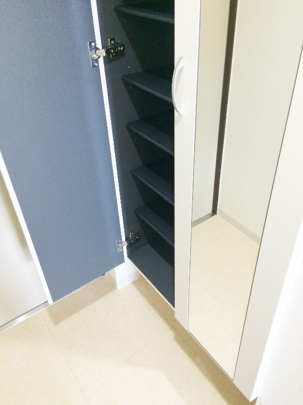 収納　ミラー付きシューズボックス