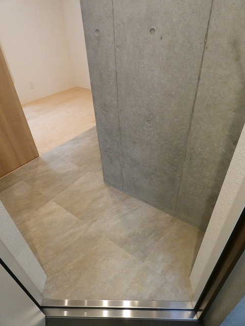 玄関　※別部屋参考写真