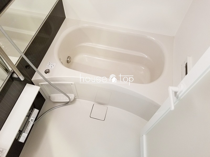 バス・シャワールーム　追い焚き・浴室換気乾燥機付き♪ゆったりと入浴出来る浴槽です