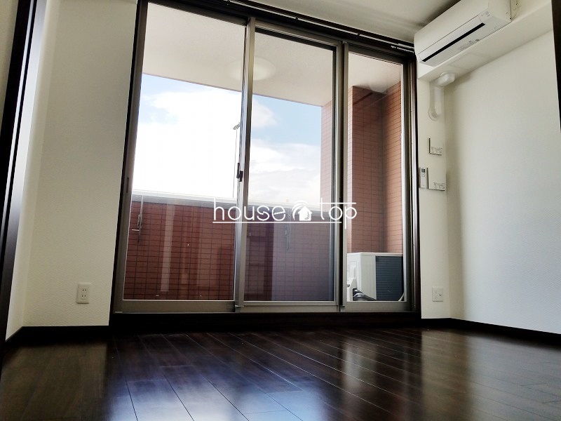 その他部屋・スペース　洋室はベッドルームに最適！落ち着いた色のフローリングですよ♪