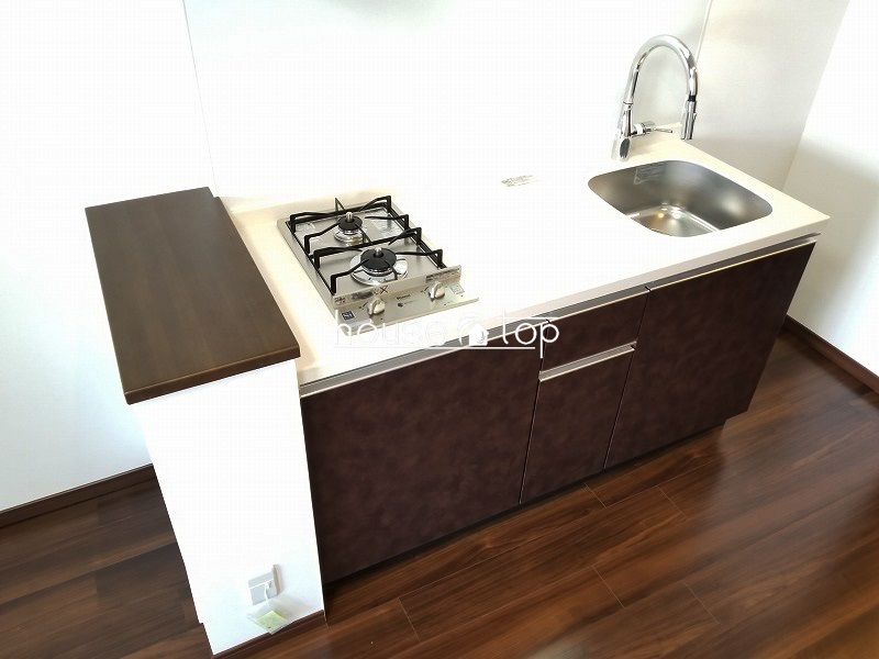 キッチン　2口コンロ付システムキッチン！調理スペースも広いですよ♪