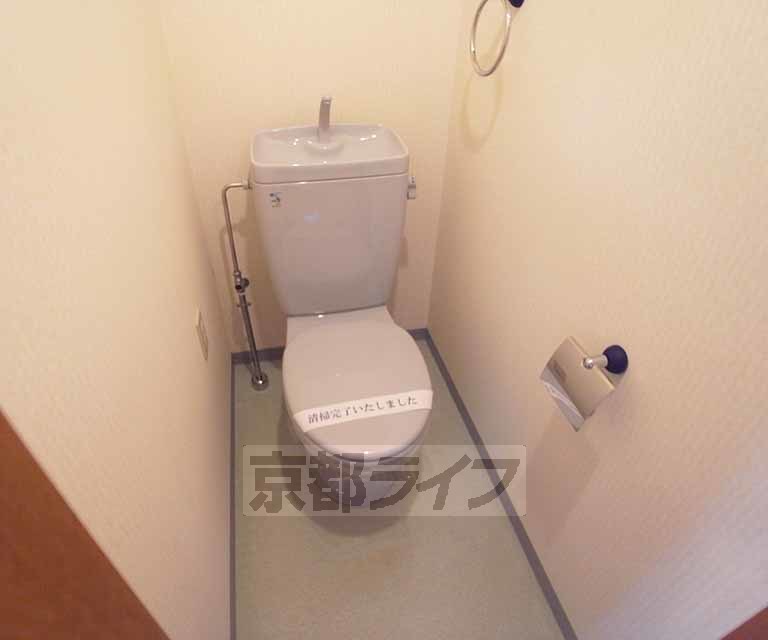 トイレ　明るく広めのトイレットです