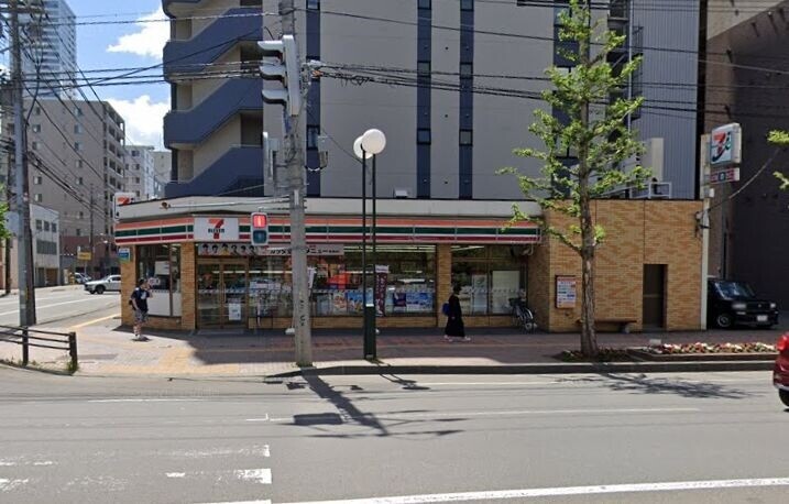 コンビニ　セブンイレブン北海道STJR札幌病院店（コンビニ）まで19m