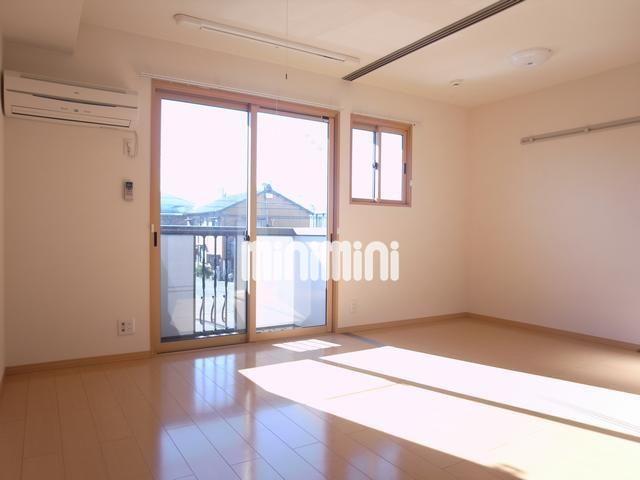 居室・リビング　扉を開けると１３．５帖の１Ｒ。開放感があります。