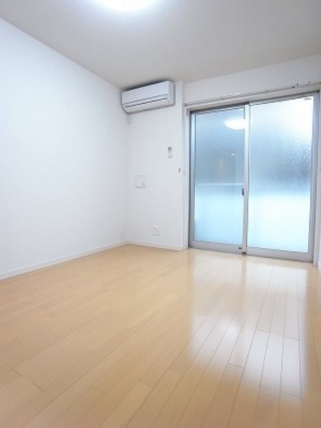 居室・リビング　エアコン付きで一年中快適にお住み頂けます。