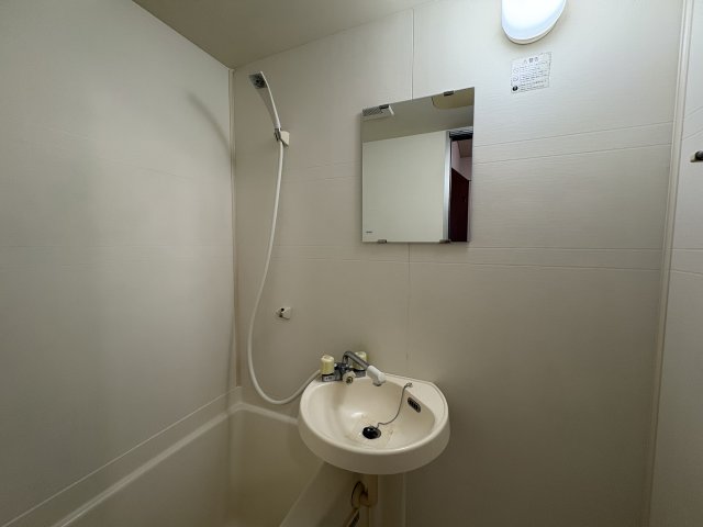 洗面設備　浴室内にある洗面台です☆