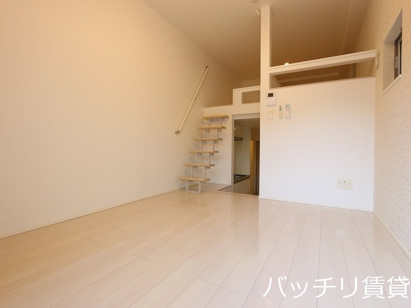 居室・リビング　同シリーズの別号室の画像。現況を優先します。