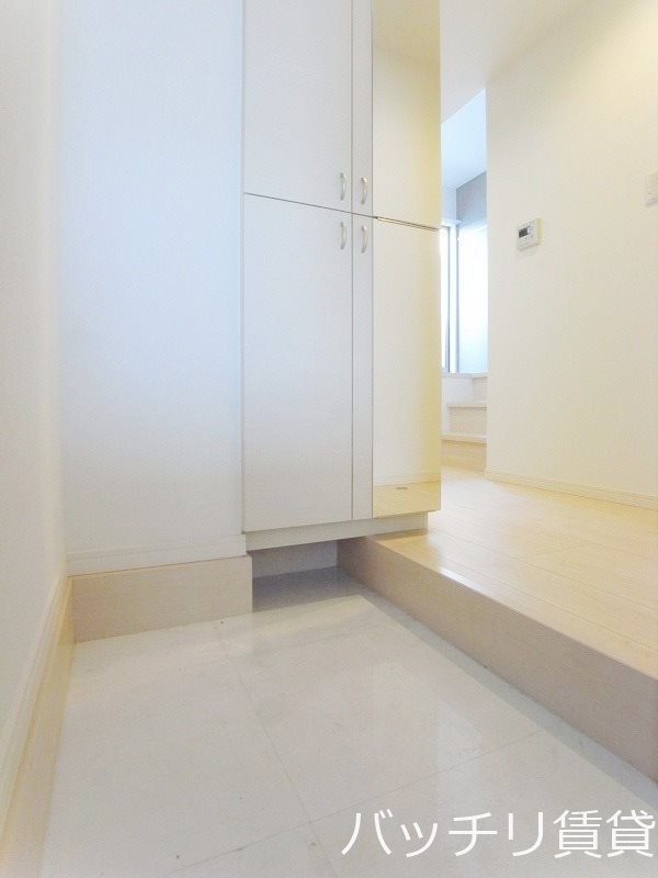 玄関　同シリーズの別号室の画像。現況を優先します。