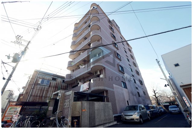 建物外観　小路駅より徒歩３分。目の前が公園となっており陽当たりも良好で