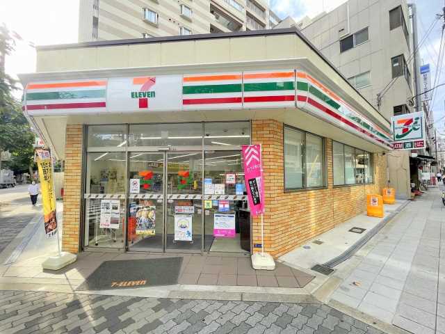 コンビニ　ファミリーマート（コンビニ）まで240m