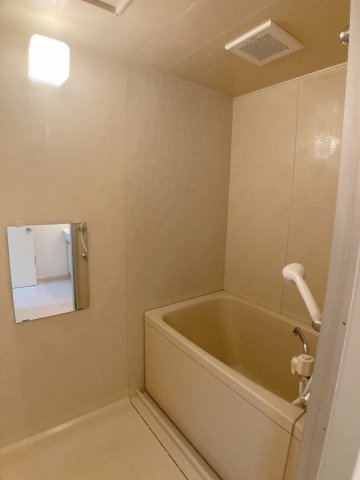 バス・シャワールーム　別部屋同間取りのお写真となります。参考にご覧くださいませ。