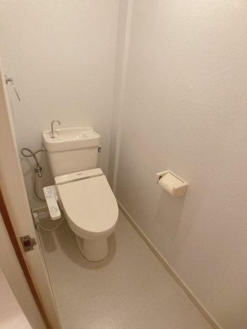 トイレ　別部屋同間取りのお写真となります。参考にご覧くださいませ。