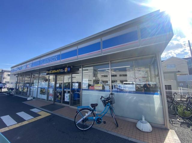コンビニ　ローソン草加稲荷一丁目店（コンビニ）まで590m