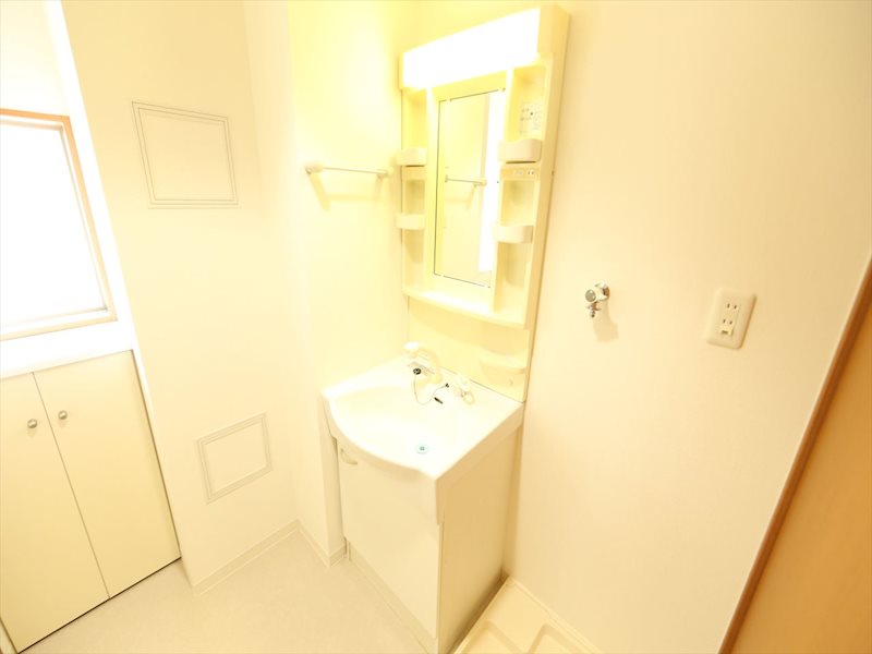 洗面設備　脱衣所　独立洗面台（シャンプードレッサー付）収納スペース有