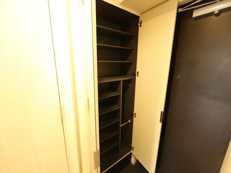 玄関　玄関　シューズボックス付（収納充実してます）