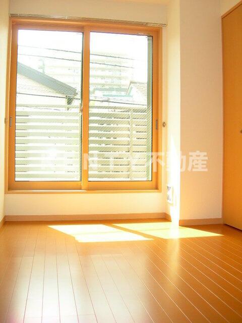 その他部屋・スペース　開放的な寝室です