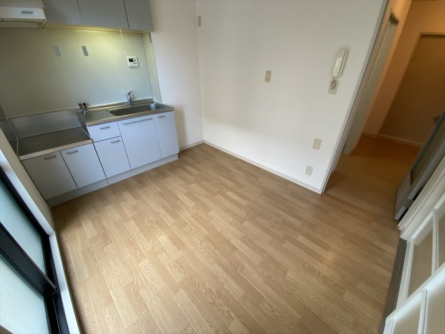 居室・リビング　バルコニーが面したダイニングです♪