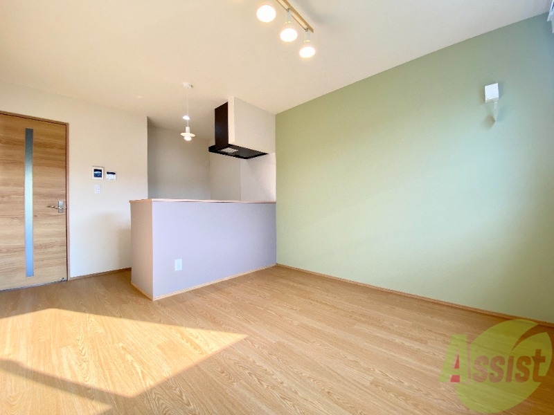 居室・リビング　大きな窓からたくさんの陽が差すリビングです。