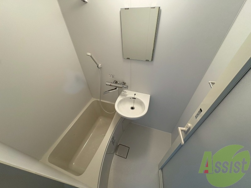 バス・シャワールーム　浴室です。浴槽は体全身が浸かるくらいの大きさでした。