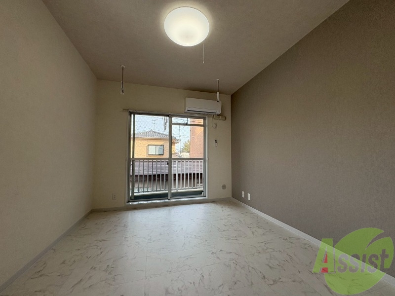 居室・リビング　６．５帖の洋室でございます。いかがでしょうか。