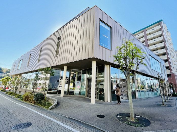 図書館　鶴川図書館（図書館）まで100m