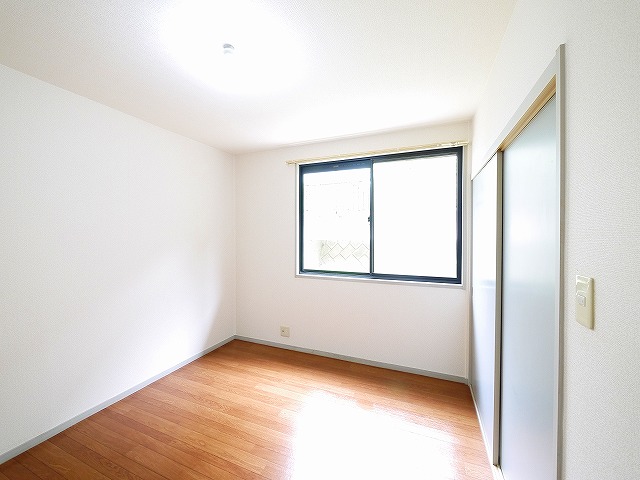 その他部屋・スペース　広くて明るい寝室