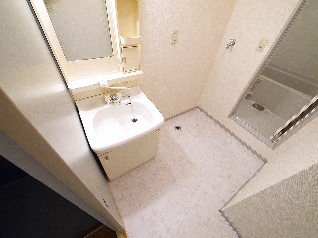 洗面設備　明るい洗面所です