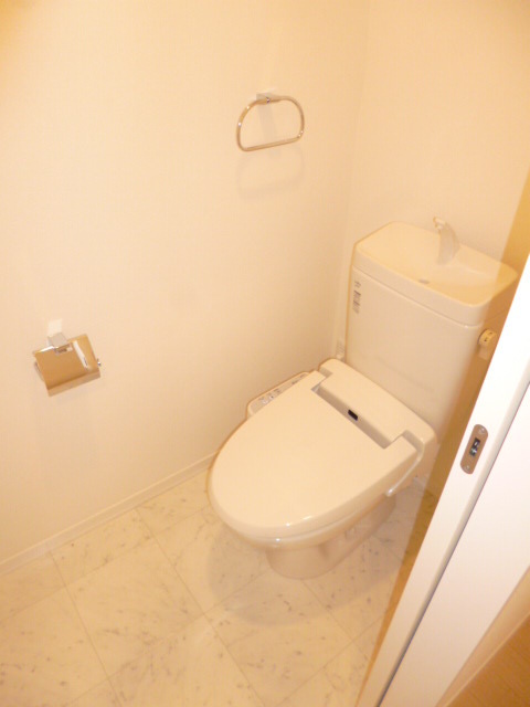 トイレ　温水洗浄便座付き