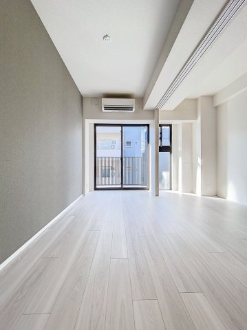 居室・リビング　落ち着いた色合いの床材を使用した居住空間です。