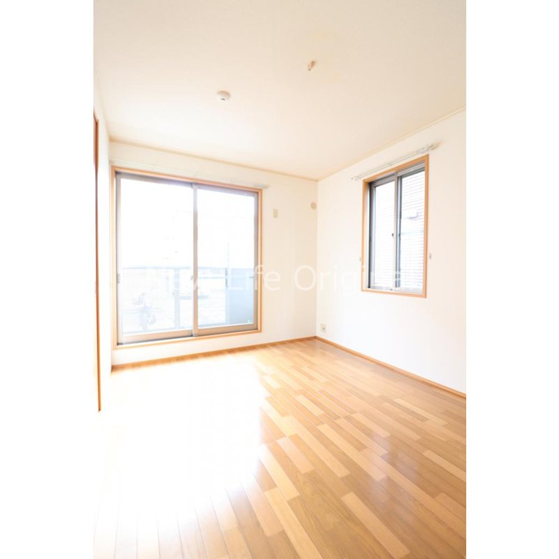 その他部屋・スペース　南側洋室です！大きいはきだし窓があり明るいです。